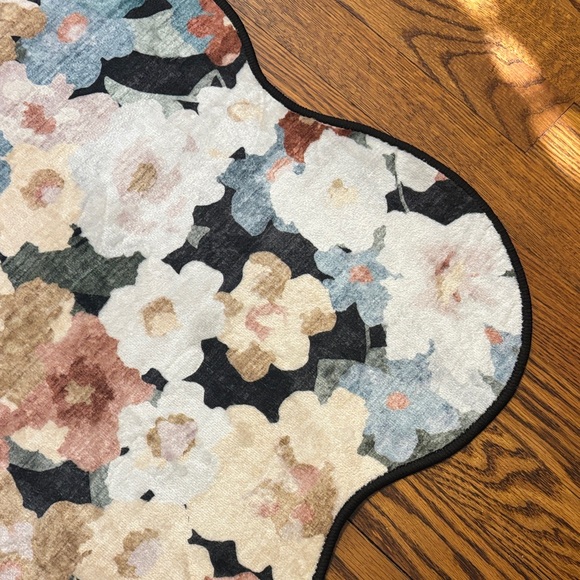 Scalloped Floral Rug - Picture 2 of 5